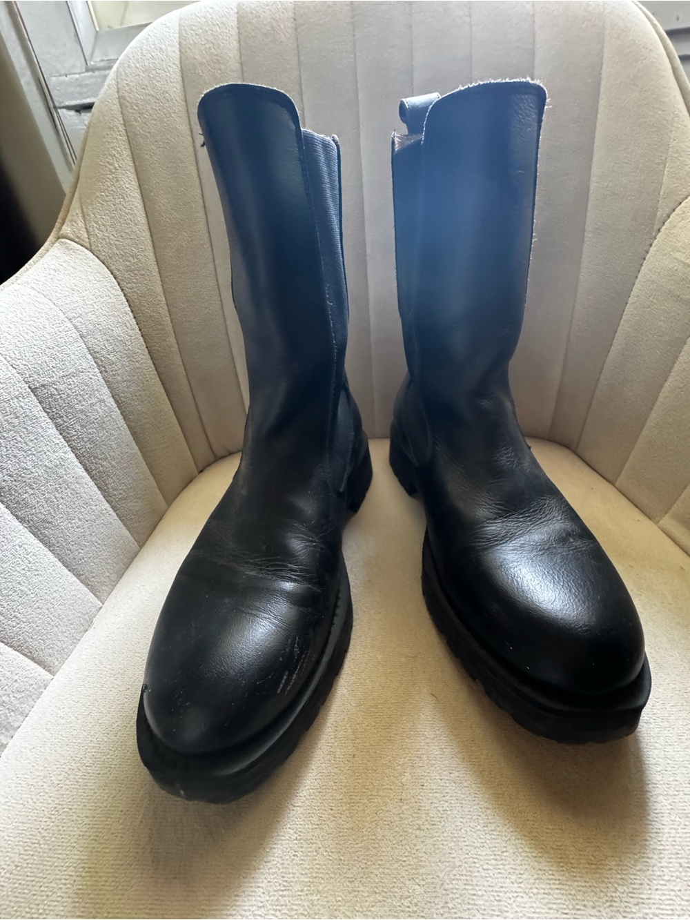 Unisex Black Leather Pull-On Boots (Women’s US 10)